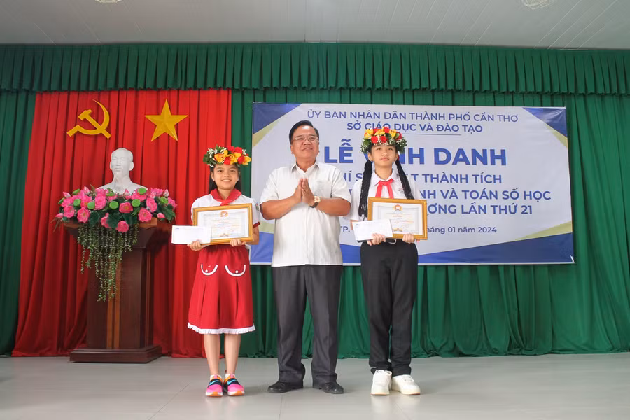 Hội khuyến học TP Cần Thơ vinh danh, khen thưởng các em HS đoạt giải.