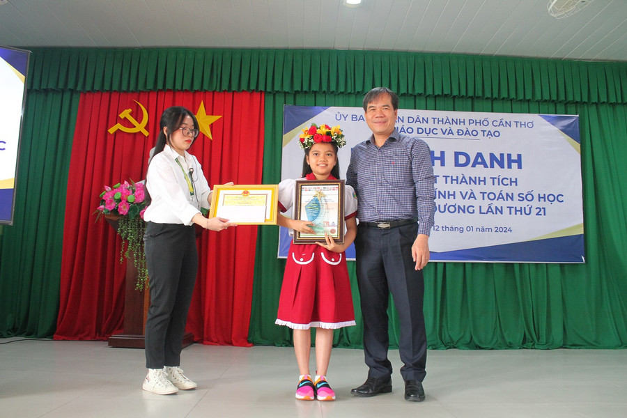 Ông Nguyễn Phúc Tăng - Phó Giám đốc Sở GD&ĐT TP Cần Thơ khen thưởng, vinh danh Nguyễn Châu Bảo Ngọc, HS Trường TH Nguyễn Du (quận Ninh Kiều) đạt Á quân 2. Ông Nguyễn Phúc Tăng - Phó Giám đốc Sở GD&ĐT TP Cần Thơ khen thưởng, vinh danh Nguyễn Châu Bảo Ngọc, HS Trường TH Nguyễn Du (quận Ninh Kiều) đạt Á quân 2.