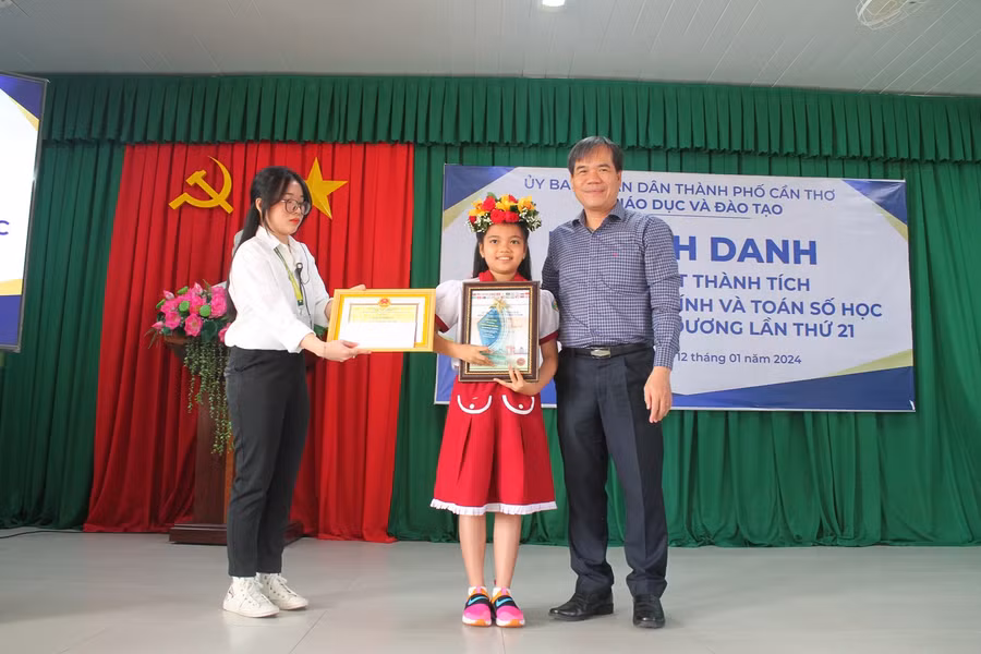 Ông Nguyễn Phúc Tăng - Phó Giám đốc Sở GD&amp;ĐT TP Cần Thơ khen thưởng, vinh danh Nguyễn Châu Bảo Ngọc, HS Trường TH Nguyễn Du (quận Ninh Kiều) đạt Á quân 2.