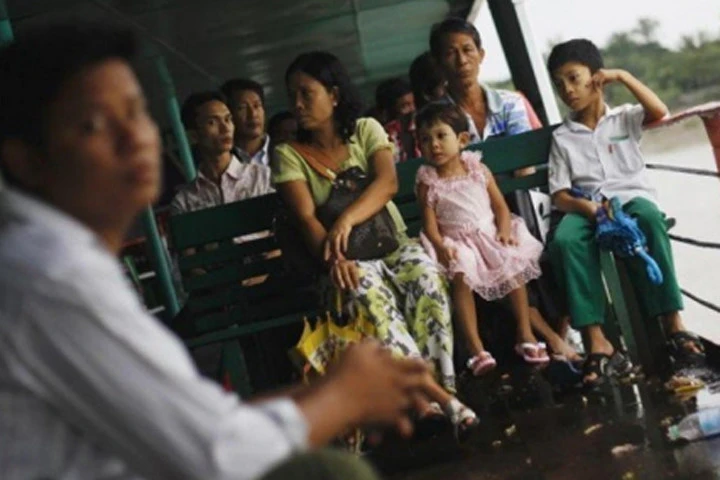 Phà là phương tiện di chuyển tiện dụng tại Myanmar vì chủ yếu người dân sống gần bờ sông, biển