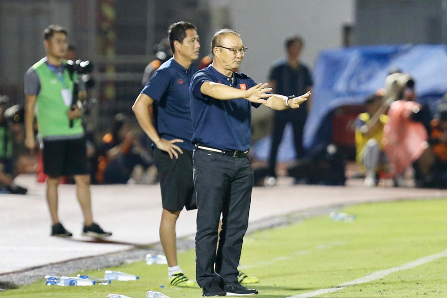 Huấn luyện viên Park Hang Seo chỉ đạo tại giải giao hữu Tam hùng. Huấn luyện viên Park Hang Seo chỉ đạo tại giải giao hữu Tam hùng.