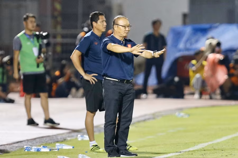 Huấn luyện viên Park Hang Seo chỉ đạo tại giải giao hữu Tam hùng.