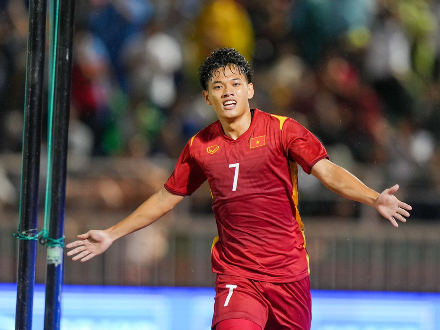 Cầu thủ trẻ Thanh Nhân ăn mừng sau khi ghi bàn thắng vào lưới đội tuyển Singapore. Cầu thủ trẻ Thanh Nhân ăn mừng sau khi ghi bàn thắng vào lưới đội tuyển Singapore.