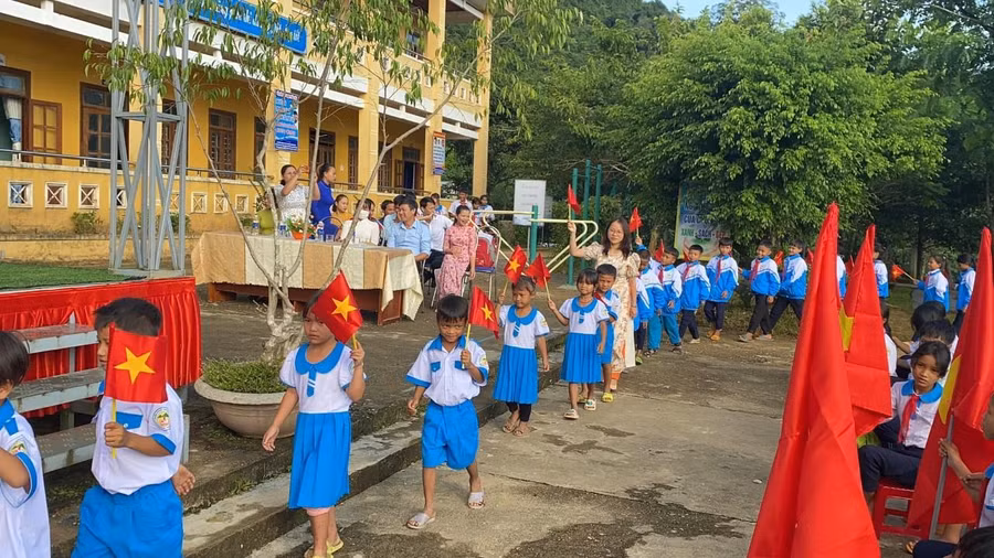 Học sinh lớp Một của Trường Phổ thông dân tộc bán trú Tiểu học và THCS Trà Nam trong lễ khai giảng năm học 2022 – 2023.