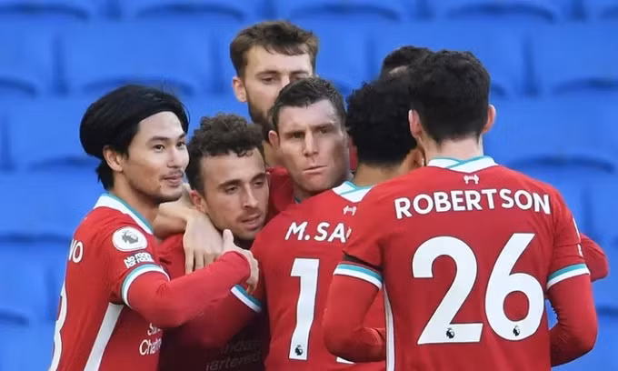 Các cầu thủ Liverpool chia vui với bàn mở tỷ số của Diogo Jota.