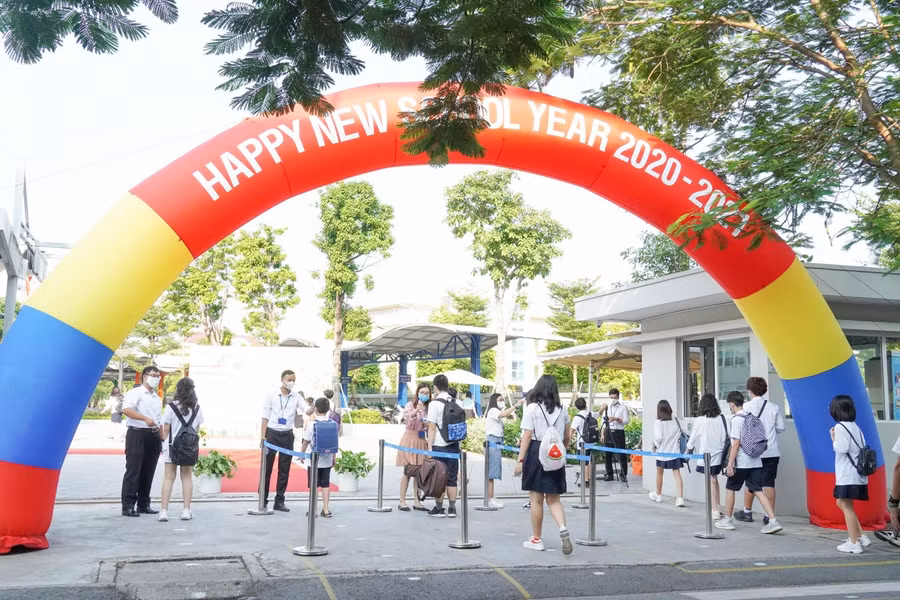Việc đón học sinh trong ngày Khai giảng vẫn đảm bảo quy định giãn cách và kiểm tra thân nhiệt.