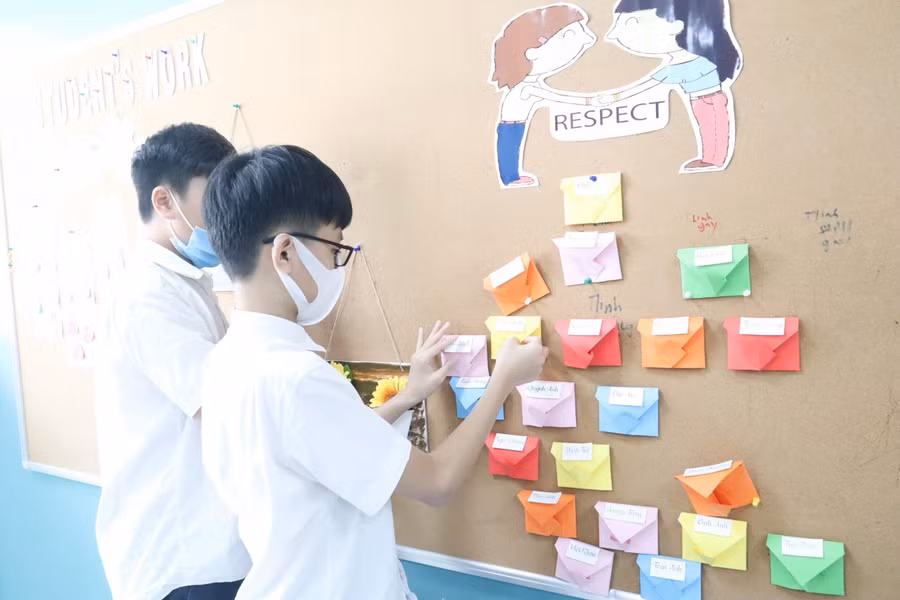 Các WISHers khối 6 lưu giữ phiếu ghi những mục tiêu cần đạt được trong năm học để cuối năm nhìn lại.