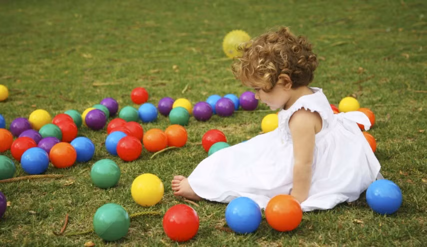 Hoạt động với bóng có thể mang lại nhiều niềm vui cho trẻ. Ảnh minh họa.