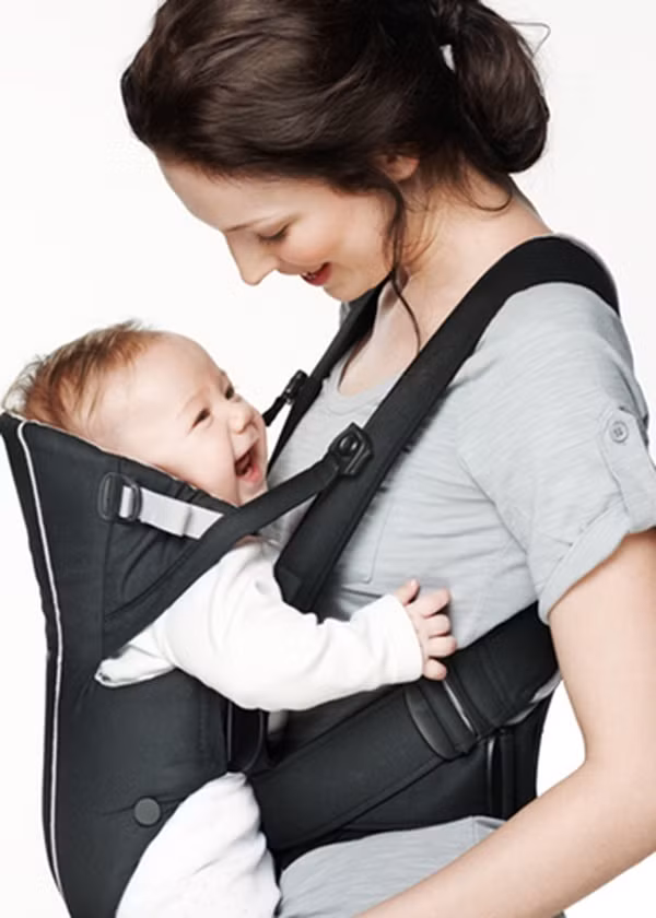 Địu trẻ bên người giúp cải thiện tình trạng khóc của trẻ bằng cách giảm thời gian khóc và thay đổi thói quen khóc của trẻ trong 3 tháng đầu đời.