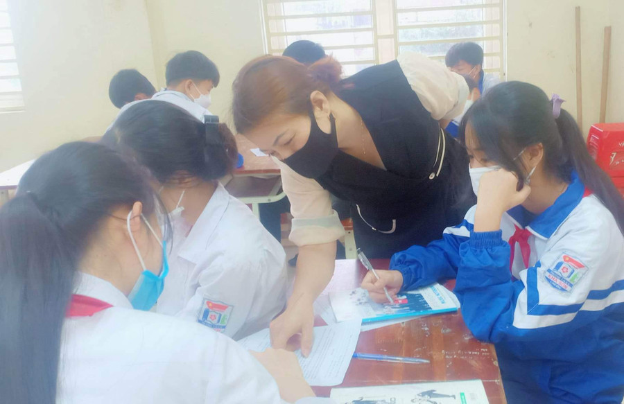 Cô giáo Lại Thị Hằng, giáo viên bộ môn Họa - Giáo dục công dân, trường THCS Kha Sơn trong giờ học ân cần truyền tải kiến thức về giá trị đạo đức, lối sống, kỹ năng sống, văn hóa ứng xử trong giao tiếp cho các em học sinh. Cô giáo Lại Thị Hằng, giáo viên bộ môn Họa - Giáo dục công dân, trường THCS Kha Sơn trong giờ học ân cần truyền tải kiến thức về giá trị đạo đức, lối sống, kỹ năng sống, văn hóa ứng xử trong giao tiếp cho các em học sinh.