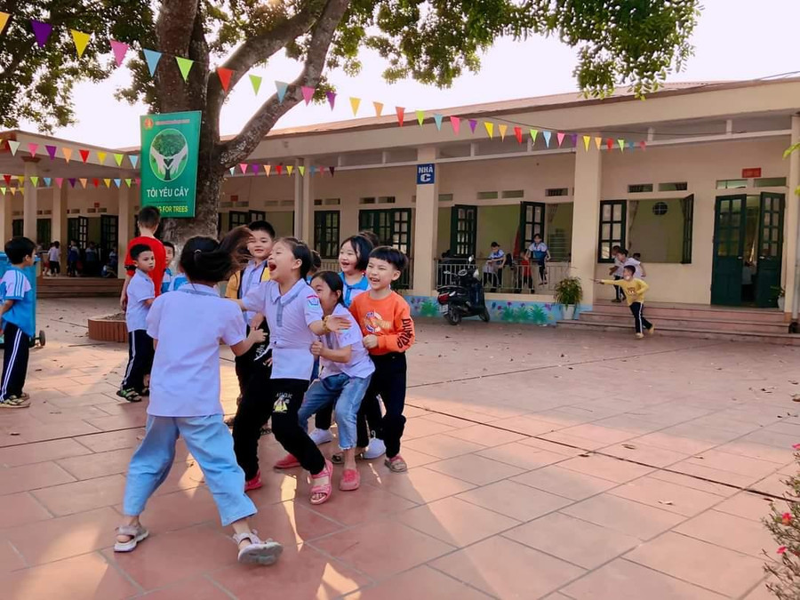 Các em học sinh, trường Tiểu học Kha Sơn, huyện Phú Bình hát vang các bài hát đồng dao khi chơi các trò chơi dân gian. Các em học sinh, trường Tiểu học Kha Sơn, huyện Phú Bình hát vang các bài hát đồng dao khi chơi các trò chơi dân gian.