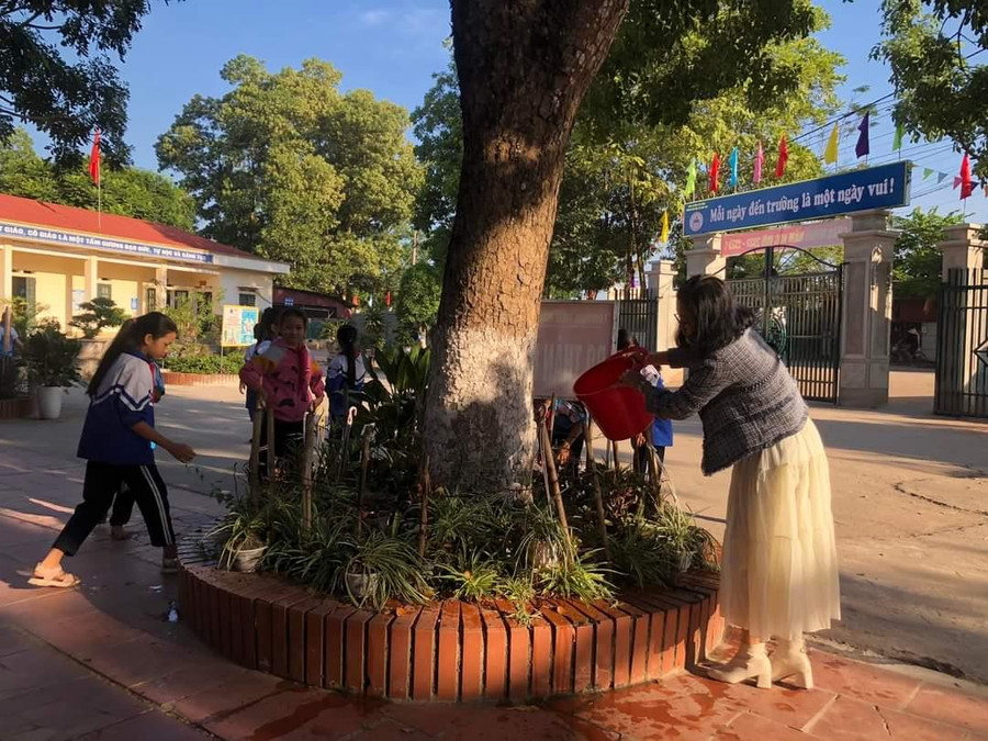 Cô giáo và học sinh trường Tiểu học Kha Sơn, huyện Phú Bình chăm sóc cây xanh làm đẹp cảnh quan trường học. Cô giáo và học sinh trường Tiểu học Kha Sơn, huyện Phú Bình chăm sóc cây xanh làm đẹp cảnh quan trường học.