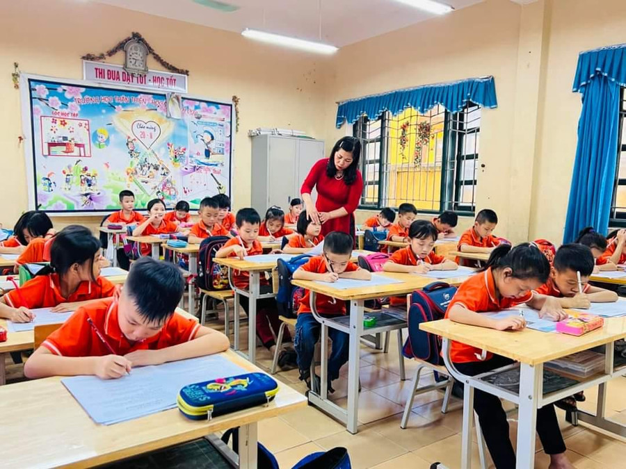 Cô giáo Vũ Thị Lâm, trường Tiểu học Kha Sơn, huyện Phú Bình ân cần quan tâm đến sức khỏe của học sinh trên lớp học. Cô giáo Vũ Thị Lâm, trường Tiểu học Kha Sơn, huyện Phú Bình ân cần quan tâm đến sức khỏe của học sinh trên lớp học.