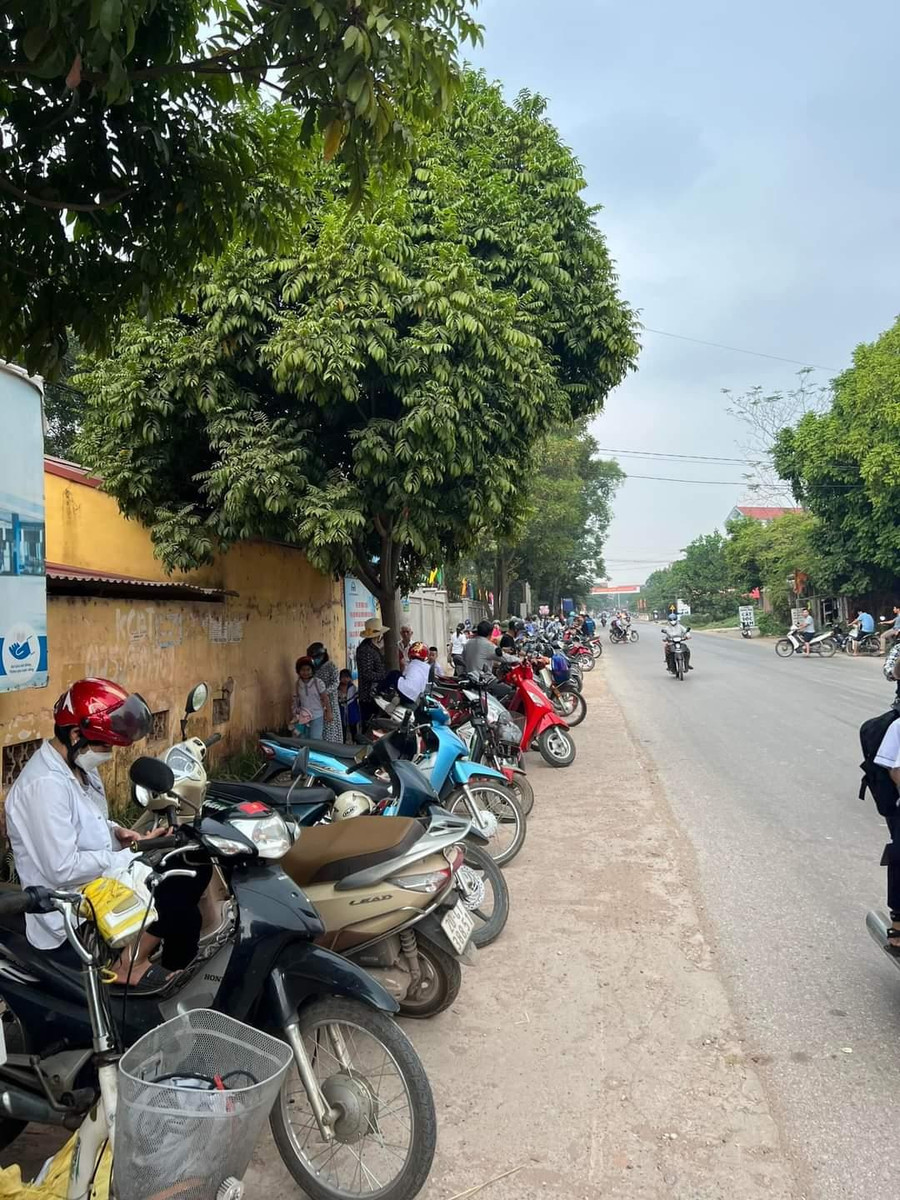 Phụ huynh học sinh trường Tiểu học Kha Sơn xếp xe máy ngay ngắn trước giờ tan trường đợi đón con cháu. Phụ huynh học sinh trường Tiểu học Kha Sơn xếp xe máy ngay ngắn trước giờ tan trường đợi đón con cháu.