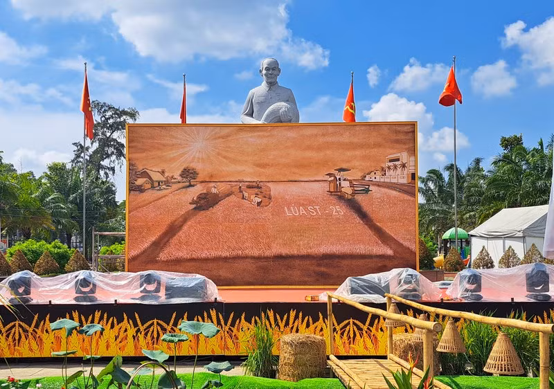Bức tranh lớn nhất Việt Nam được làm từ gạo ST.
