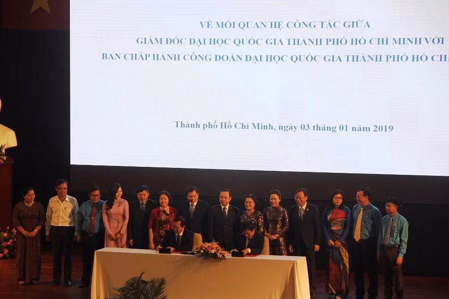 Kí kết hợp tác giữa Giám đốc ĐH Quốc gia TP.HCM và Ban chấp hành Công đoàn ĐHQG-HCM Kí kết hợp tác giữa Giám đốc ĐH Quốc gia TP.HCM và Ban chấp hành Công đoàn ĐHQG-HCM