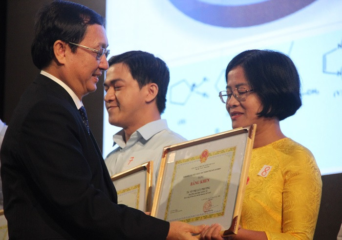 Trao bằng khen cho các cá nhân xuất sắc