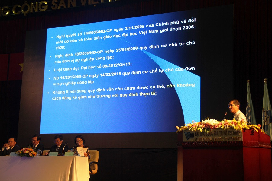 Đại biểu trình bày tham luận tại Hội nghị