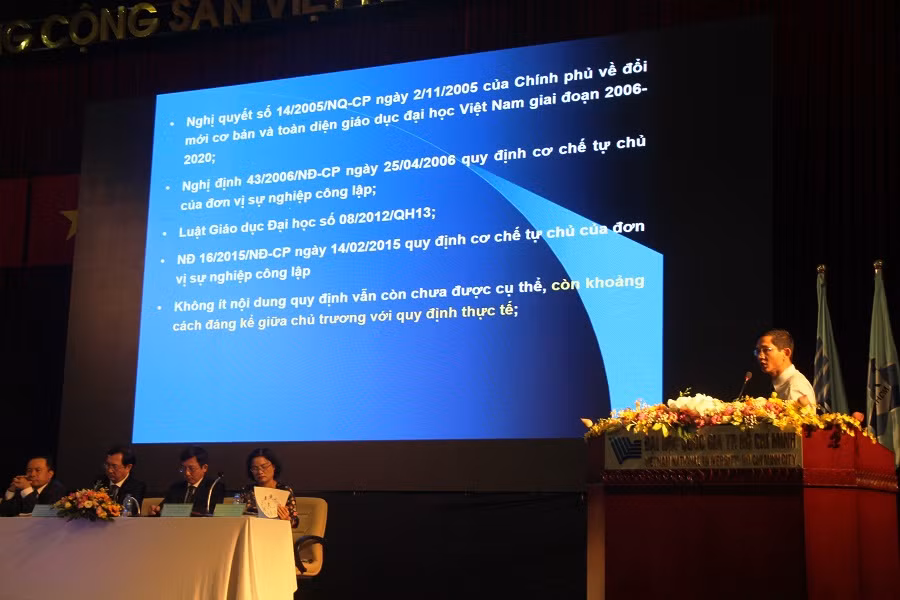 Đại biểu trình bày tham luận tại Hội nghị Đại biểu trình bày tham luận tại Hội nghị