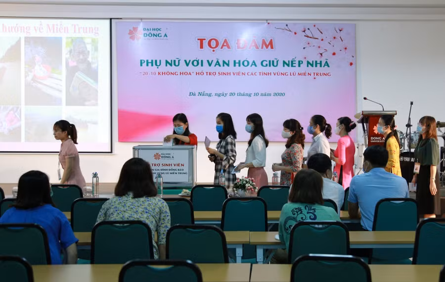 CB-GV-NV trường ĐH Đông Á tham gia chương trình 20/10 không hoa ủng hộ SV các tỉnh vùng lũ miền Trung.