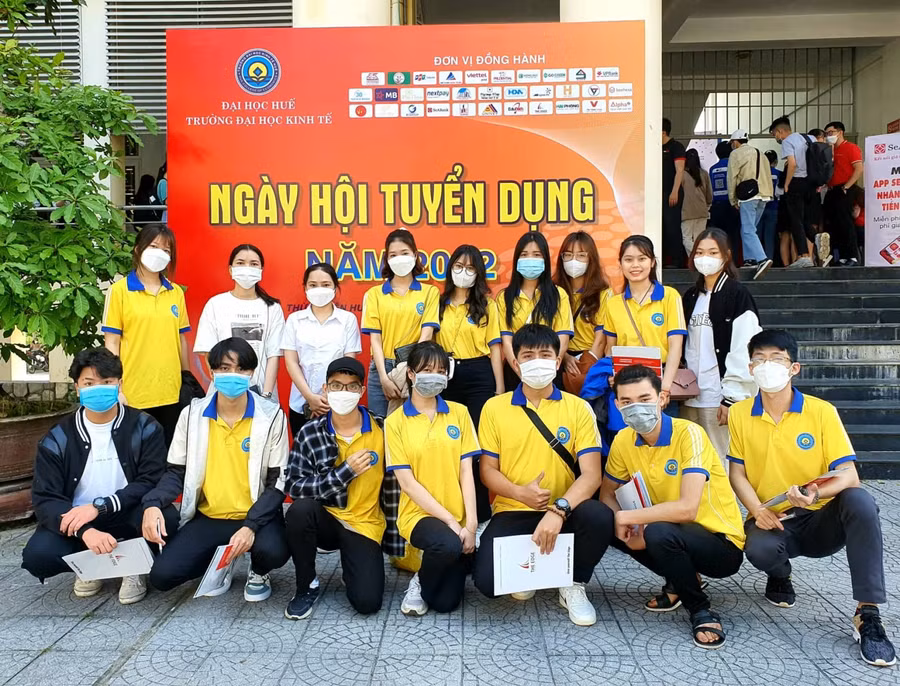 Sinh viên Đại học Kinh tế, Đại học Huế.