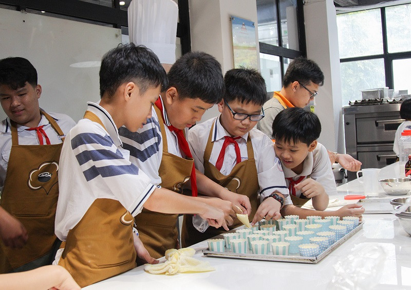 Công đoạn cuối trước khi đưa bánh vào lò nướng Công đoạn cuối trước khi đưa bánh vào lò nướng