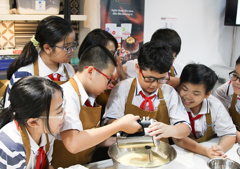 Học sinh tỏ ra rất thích thú với trải nghiệm làm bánh Học sinh tỏ ra rất thích thú với trải nghiệm làm bánh