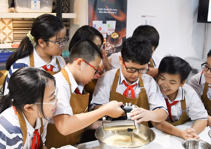 Học sinh tỏ ra rất thích thú với trải nghiệm làm bánh