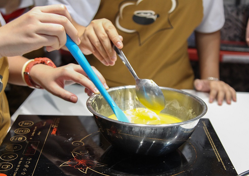 Từng công đoạn đều cần sự cẩn thận, tỉ mỉ Từng công đoạn đều cần sự cẩn thận, tỉ mỉ