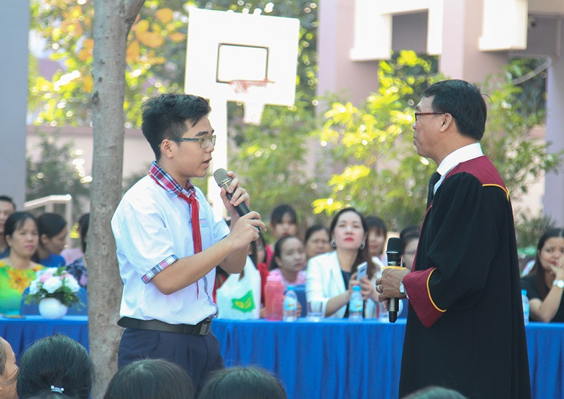 Học sinh đặt câu hỏi cho các luật sư Học sinh đặt câu hỏi cho các luật sư