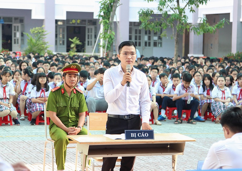 Phiên tòa giả định dựa trên một phiên tòa có thật được các luật sư biên tập lại phù hợp cho việc giáo dục học sinh Phiên tòa giả định dựa trên một phiên tòa có thật được các luật sư biên tập lại phù hợp cho việc giáo dục học sinh