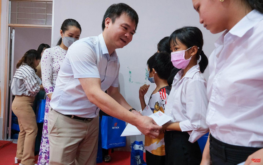 Ông Nguyễn Hồng Đào, Trưởng Phòng Phát triển nhà giáo và cán bộ quản lý giáo dục (Bộ GD&ĐT) trao quà cho học sinh. Ông Nguyễn Hồng Đào, Trưởng Phòng Phát triển nhà giáo và cán bộ quản lý giáo dục (Bộ GD&ĐT) trao quà cho học sinh.