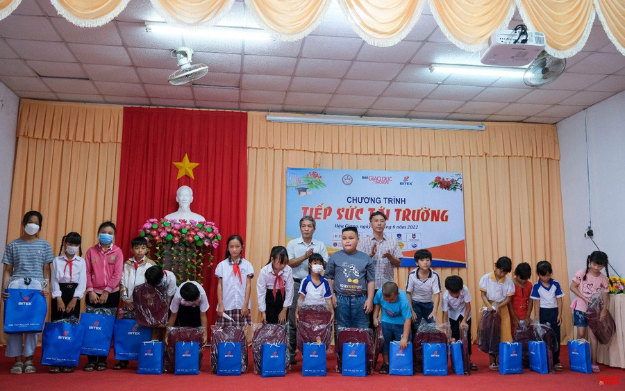 Đại diện Báo Giáo dục và Thời đại cùng ông Nguyễn Minh Hoà, Trưởng bộ phận Phát triển Đề án Dinh dưỡng học đường (Công ty Cổ phần sữa Việt Nam - Vinamilk) trao quà cho học sinh. Đại diện Báo Giáo dục và Thời đại cùng ông Nguyễn Minh Hoà, Trưởng bộ phận Phát triển Đề án Dinh dưỡng học đường (Công ty Cổ phần sữa Việt Nam - Vinamilk) trao quà cho học sinh.