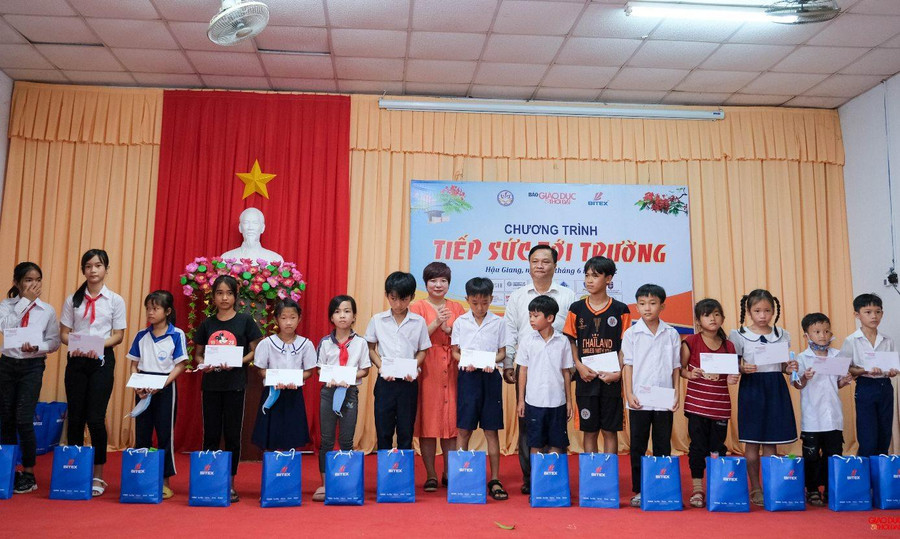 Nhà báo Dương Thanh Hương - Phó Tổng biên tập Báo Giáo dục và Thời đại cùng ông Nguyễn Văn Hiền - Phó Giám đốc Sở GD&ĐT tỉnh Hậu Giang trao quà, học bổng cho học sinh.