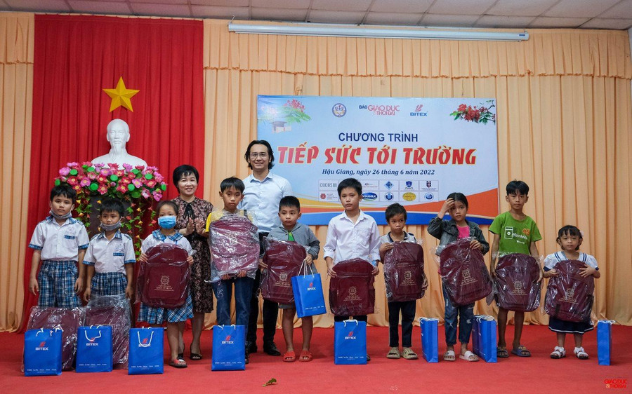 Đại diện Công ty Cổ phần xuất nhập khẩu Bình Tây (Bitex) và Báo Giáo dục và Thời đại trao quà cho các em học sinh. Đại diện Công ty Cổ phần xuất nhập khẩu Bình Tây (Bitex) và Báo Giáo dục và Thời đại trao quà cho các em học sinh.
