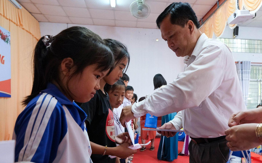 Ông Nguyễn Văn Hiền, Phó Giám đốc Sở GD&ĐT tỉnh Hậu Giang trao học bổng cho học sinh. Ông Nguyễn Văn Hiền, Phó Giám đốc Sở GD&ĐT tỉnh Hậu Giang trao học bổng cho học sinh.