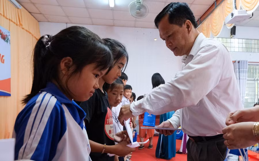 Ông Nguyễn Văn Hiền, Phó Giám đốc Sở GD&amp;ĐT tỉnh Hậu Giang trao học bổng cho học sinh.