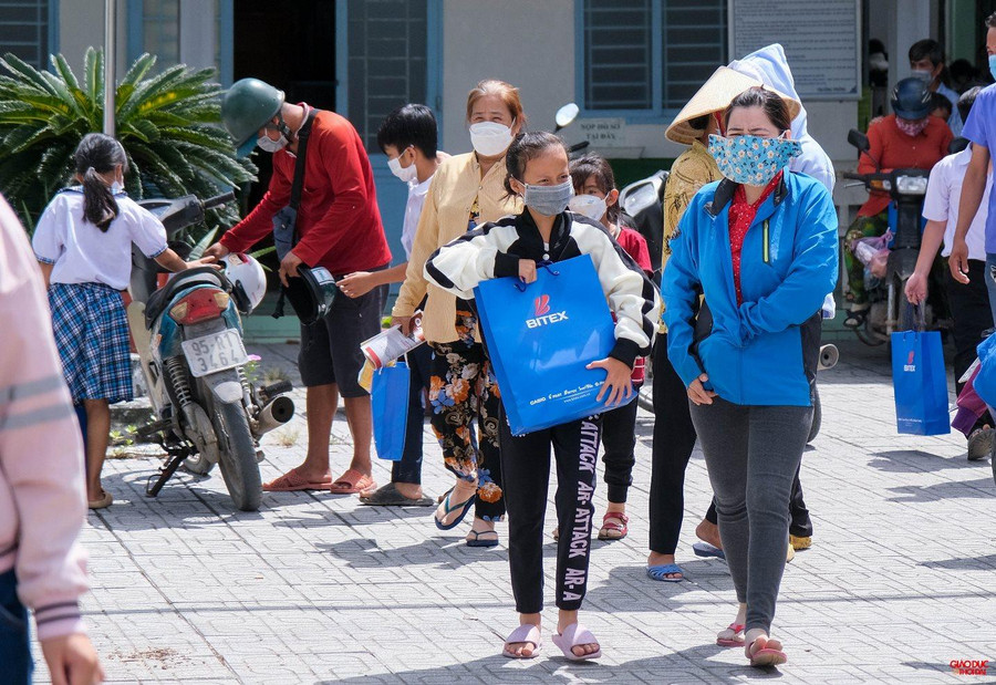 Niềm vui của học sinh và phụ huynh khi được nhận quà, học bổng. Niềm vui của học sinh và phụ huynh khi được nhận quà, học bổng.