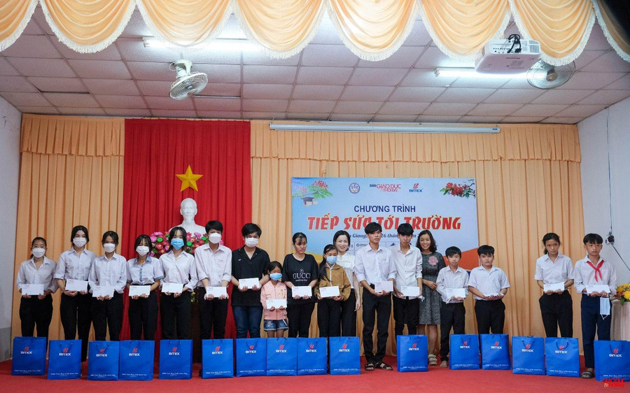 Bà Đặng Thị Ngọc Quyên, đại diện Trường ĐH Anh Quốc Việt Nam và đại diện Cục Nhà giáo và CBQL GD (Bộ GD&ĐT) trao quà, học bổng cho các em học sinh. Bà Đặng Thị Ngọc Quyên, đại diện Trường ĐH Anh Quốc Việt Nam và đại diện Cục Nhà giáo và CBQL GD (Bộ GD&ĐT) trao quà, học bổng cho các em học sinh.