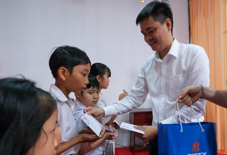 Ông Trần Thế Vinh, Giám đốc khối Phát triển Giáo dục Công ty Cổ phần xuất nhập khẩu Bình Tây (Bitex) trao quà và học bổng cho học sinh. Ông Trần Thế Vinh, Giám đốc khối Phát triển Giáo dục Công ty Cổ phần xuất nhập khẩu Bình Tây (Bitex) trao quà và học bổng cho học sinh.