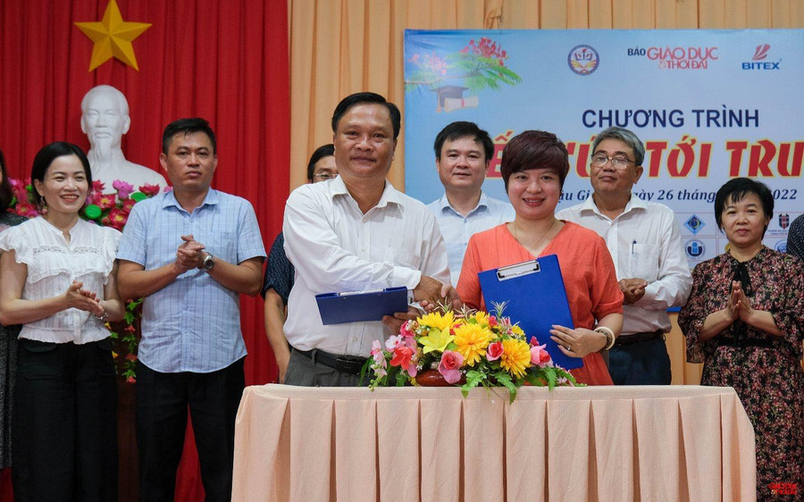 Nhà báo Dương Thanh Hương, Phó Tổng biên tập Báo Giáo dục và Thời đại cùng ông Nguyễn Văn Hiền, Phó Giám đốc Sở GD&ĐT tỉnh Hậu Giang ký kết hợp tác truyền thông toàn diện. Nhà báo Dương Thanh Hương, Phó Tổng biên tập Báo Giáo dục và Thời đại cùng ông Nguyễn Văn Hiền, Phó Giám đốc Sở GD&ĐT tỉnh Hậu Giang ký kết hợp tác truyền thông toàn diện.