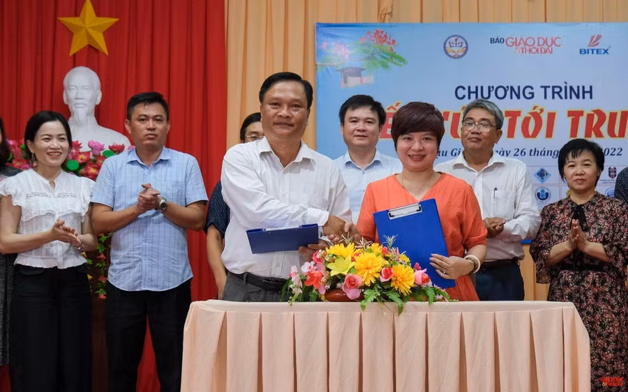 Nhà báo Dương Thanh Hương, Phó Tổng biên tập Báo Giáo dục và Thời đại cùng ông Nguyễn Văn Hiền, Phó Giám đốc Sở GD&amp;ĐT tỉnh Hậu Giang ký kết hợp tác truyền thông toàn diện.