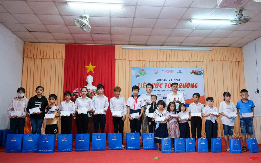 Niềm vui của các em học sinh khi được nhận quà, học bổng. Niềm vui của các em học sinh khi được nhận quà, học bổng.