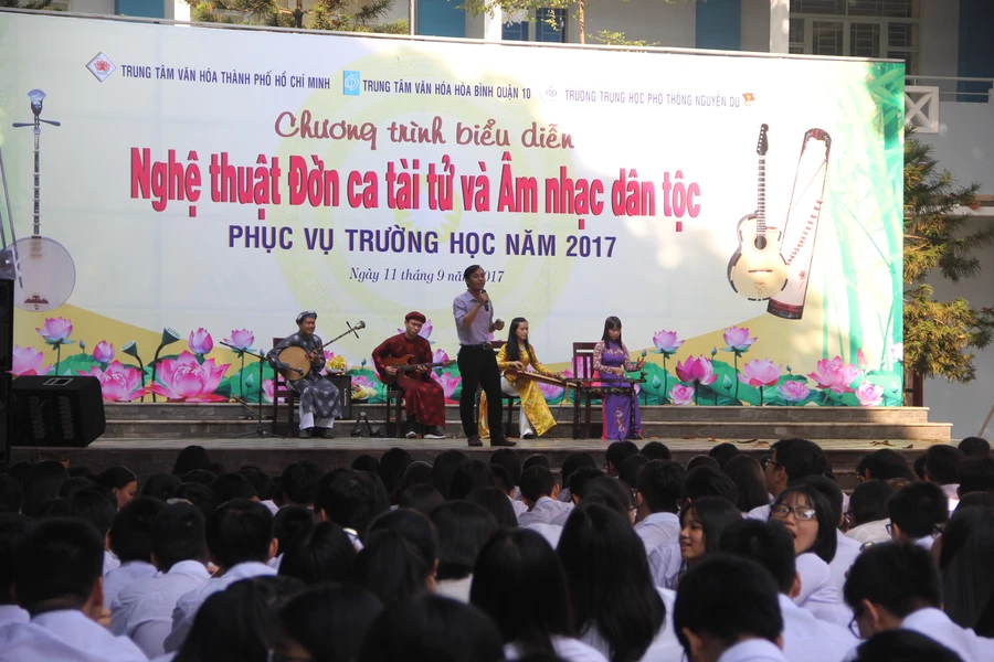 Học sinh hào hứng với chương trình âm nhạc dân tộc 