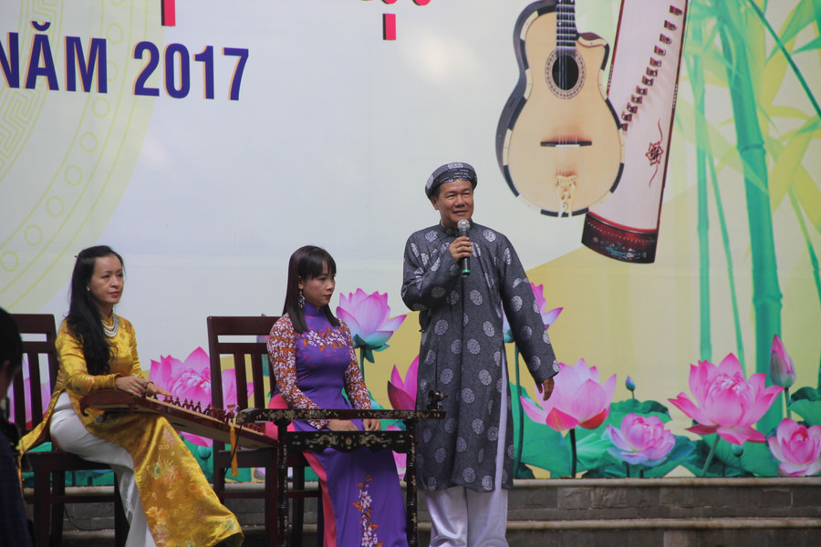 NSƯT Huỳnh Khải giới thiệu về các nhạc cụ dân tộc