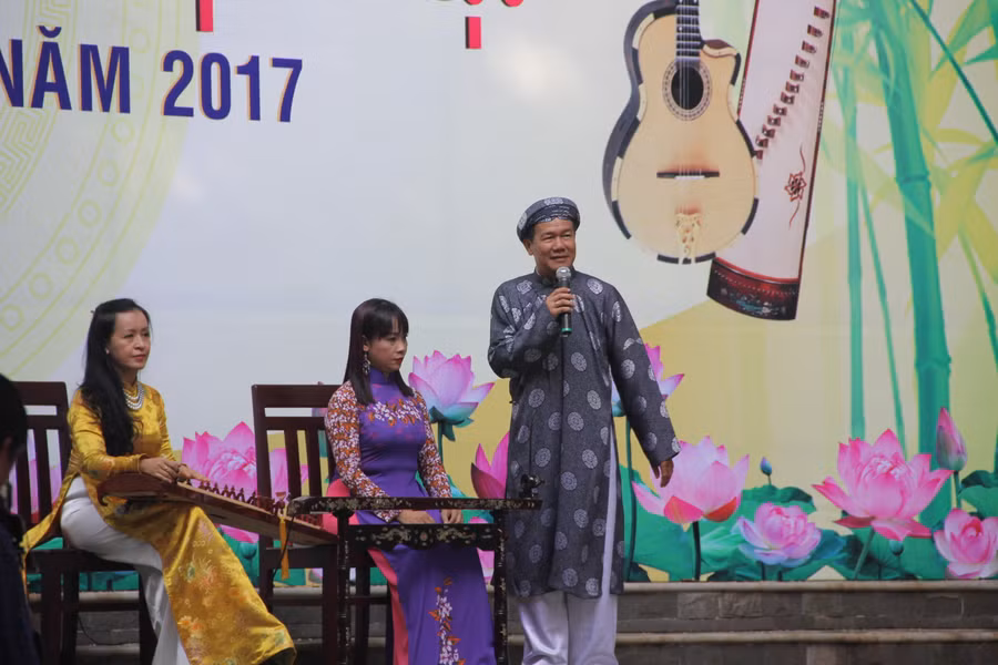 NSƯT Huỳnh Khải giới thiệu về các nhạc cụ dân tộc