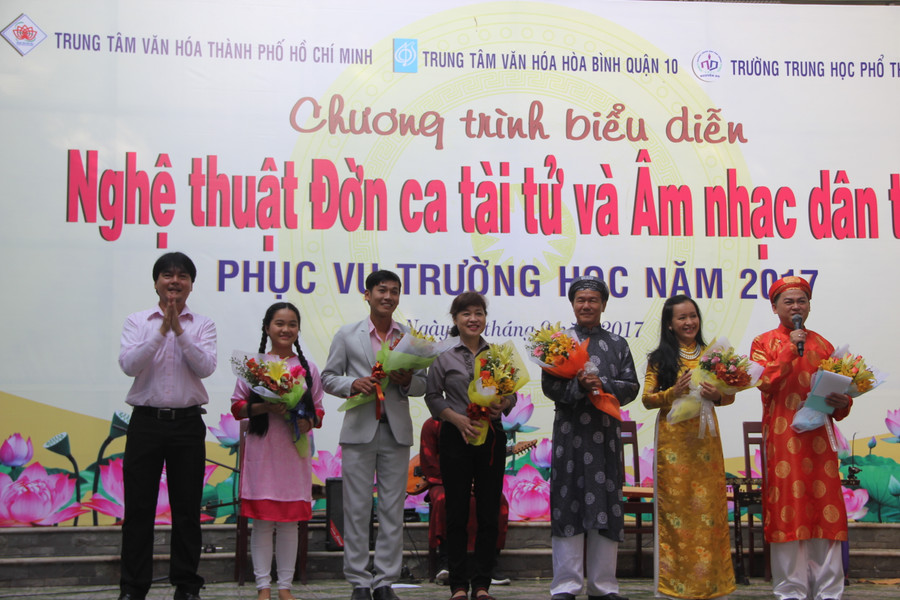 Thầy Huỳnh Thanh Phú, Hiệu trưởng nhà trường tặng hoa cho các nghệ sĩ tham gia biểu diễn