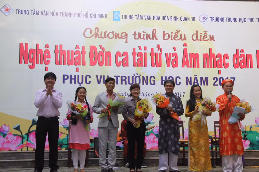 Thầy Huỳnh Thanh Phú, Hiệu trưởng nhà trường tặng hoa cho các nghệ sĩ tham gia biểu diễn