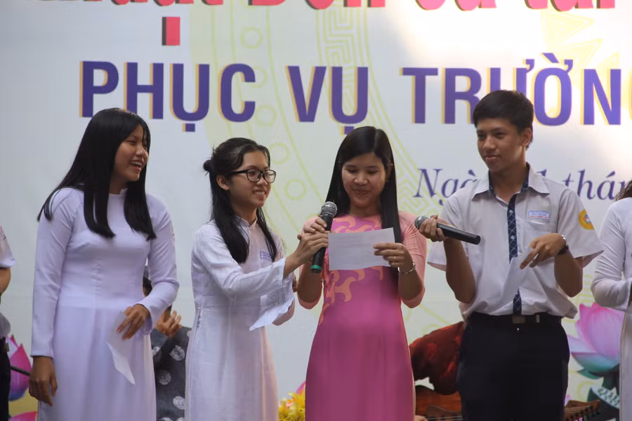 Học sinh và giáo viên cùng hát một làn điệu trên sân khấu