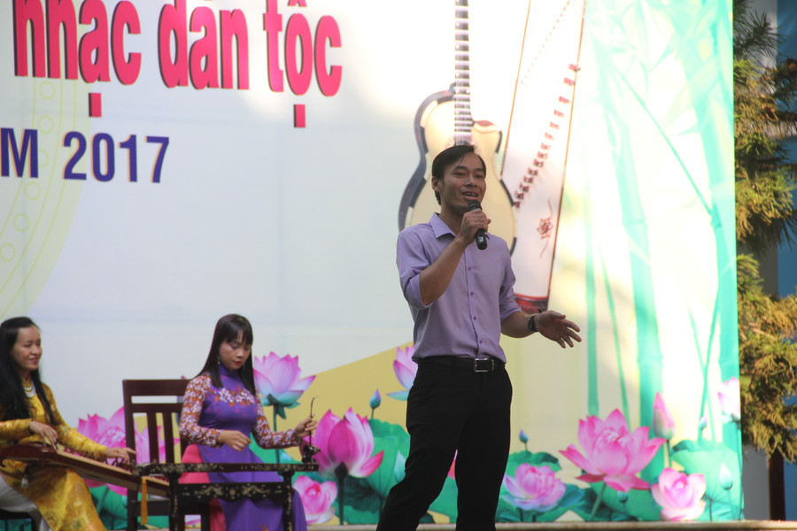 Thầy Hà Minh Sơn, giáo viên môn Toán ca bài Hãy yên lòng mẹ ơi được học trò cổ vũ nhiệt tình